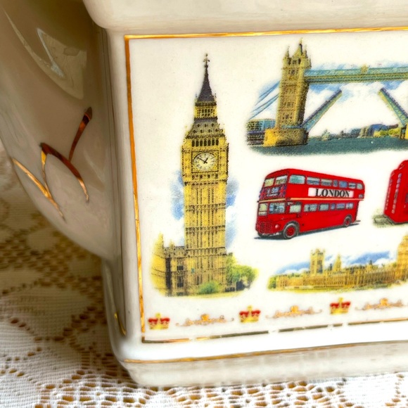Adorable British ceramic teapot landmarks of London souvenir - Picture 2 of 10